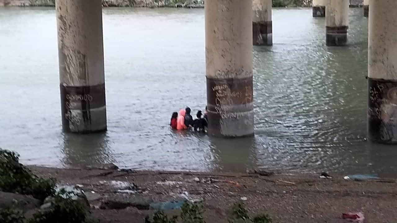 RESCATAN a familia de hondureños   