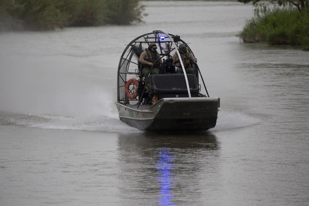 RESCATAN a dos NIÑOS MIGRANTES en medio del río Bravo