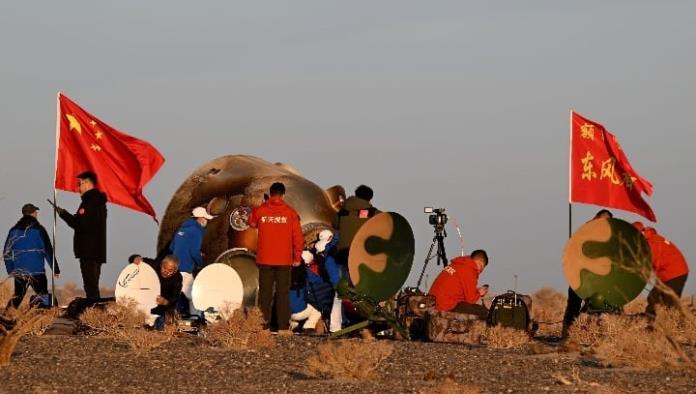 Regresan tres astronautas chinos tras vivir en la estación espacial de China