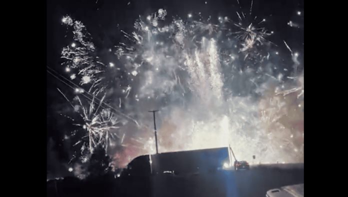 Camión con fuegos artificiales se quema y provoca show de luces