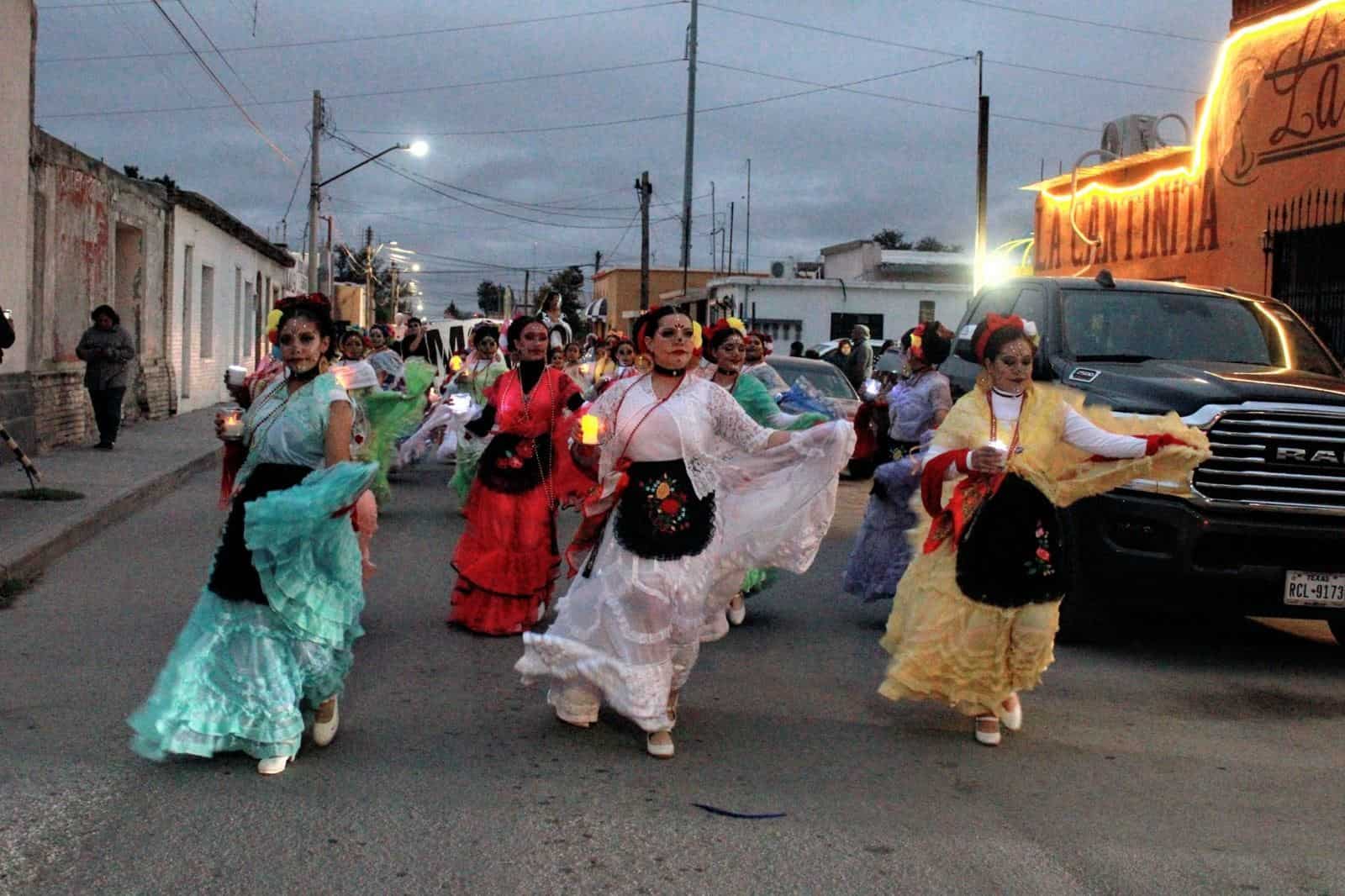 Realizan DESFILE anual de comparsas y demostración de CATRINAS en Allende