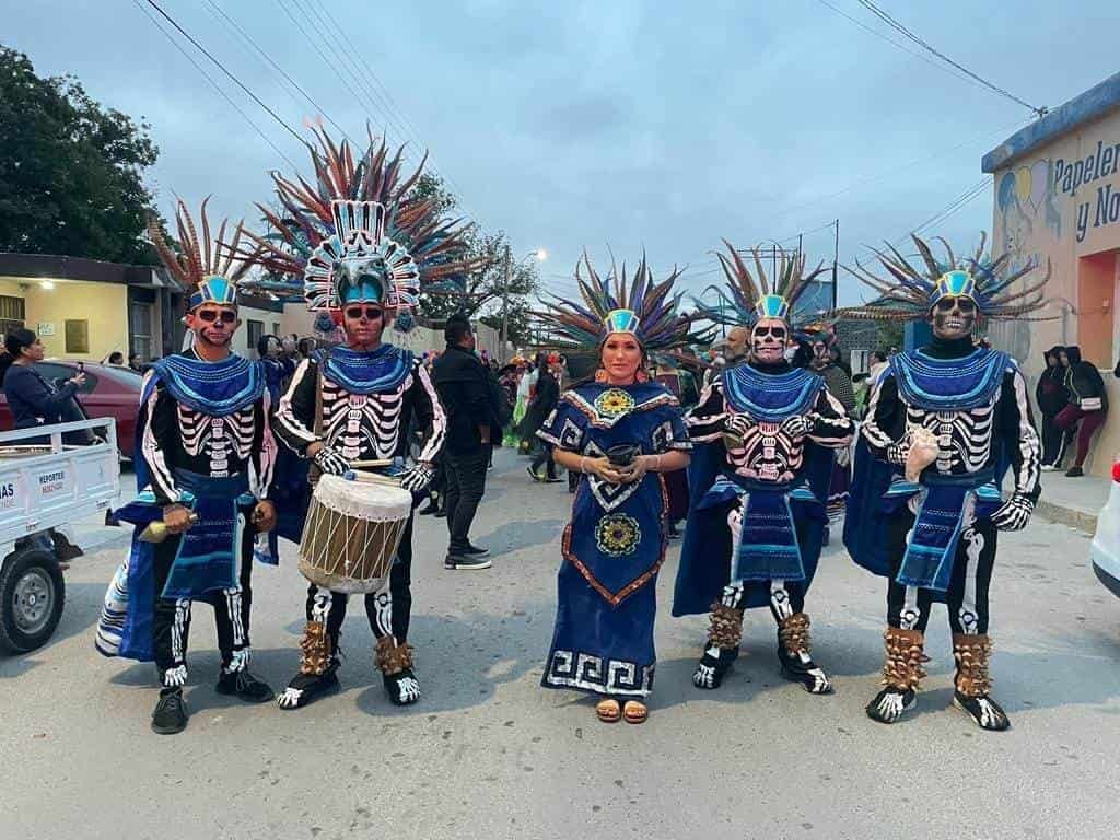 Realizan DESFILE anual de comparsas y demostración de CATRINAS en Allende