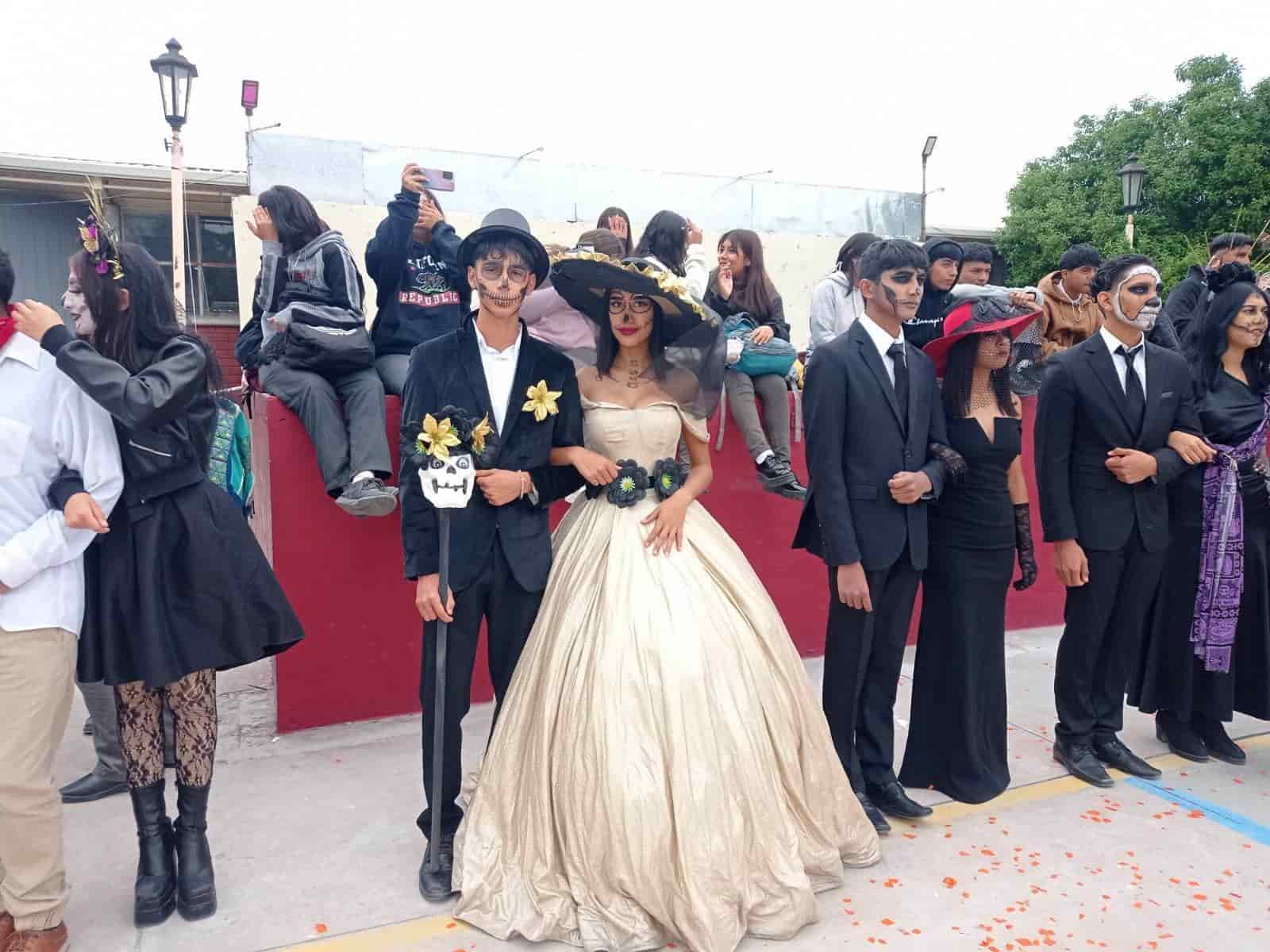 Alumnos del Cetis 46 revivieron las tradiciones mexicanas en el concurso de catrinas.