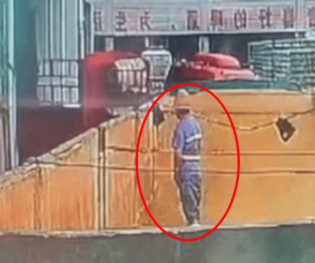 Atrapan a sujeto que se orinó en un contenedor de malta de una cervecería