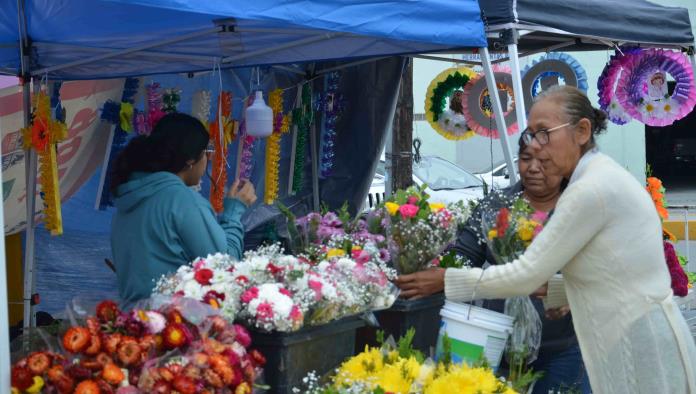 No desisten vendedores locales de flor