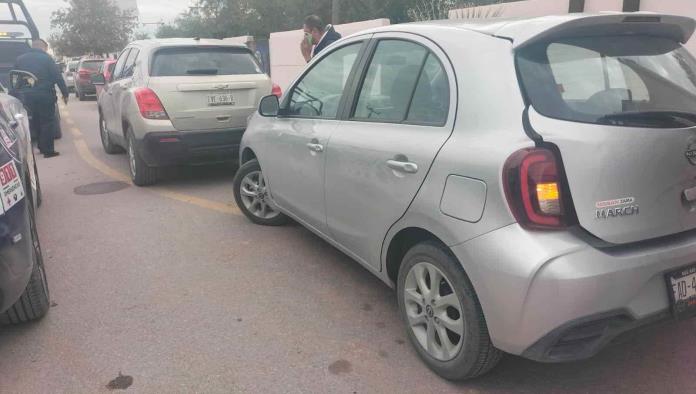 Impacta auto compacto frente a Panteón Guadalupe