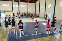 Continúan las actividades en academia de voleibol