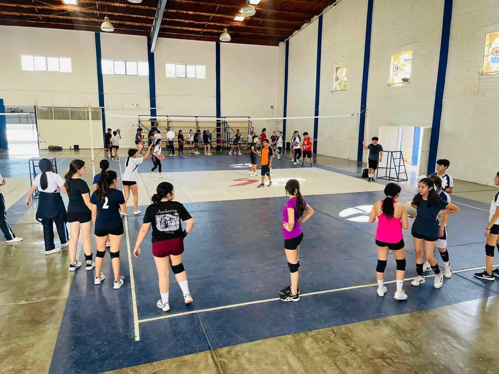 Continúan las actividades en academia de voleibol