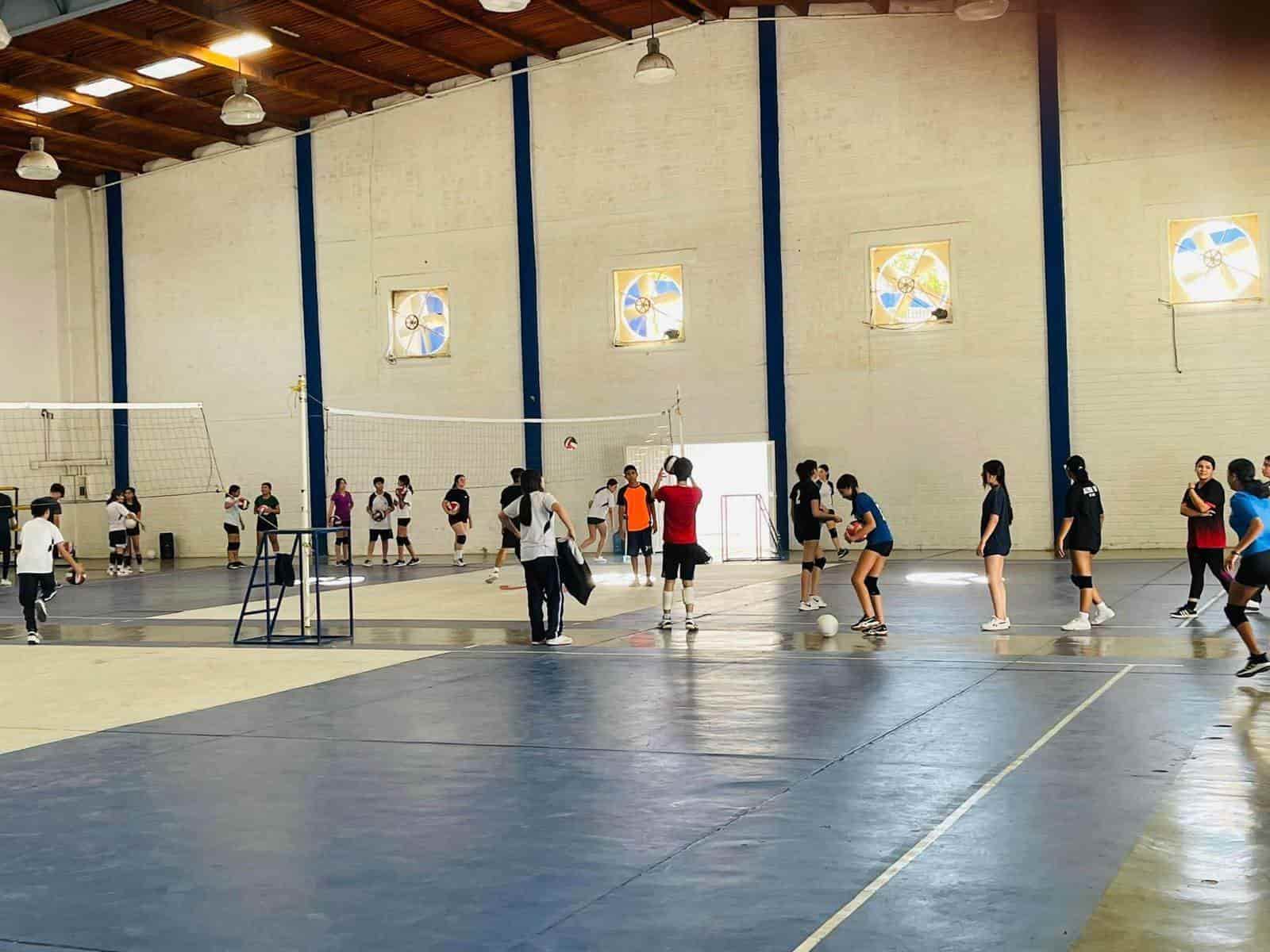 Continúan las actividades en academia de voleibol 