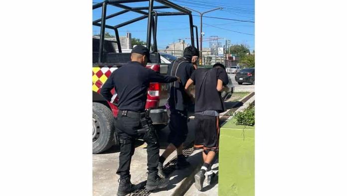 Roban celular a mujer afuera de Panteón Dolores