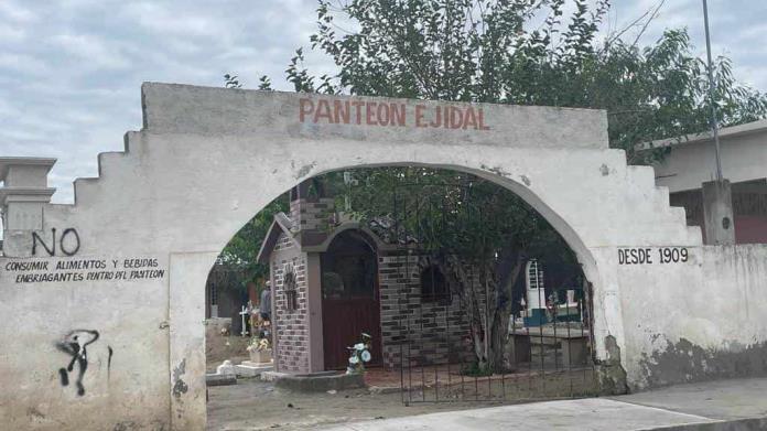 Visitan fieles el panteón ejidal Visitan fieles el panteón ejidal
