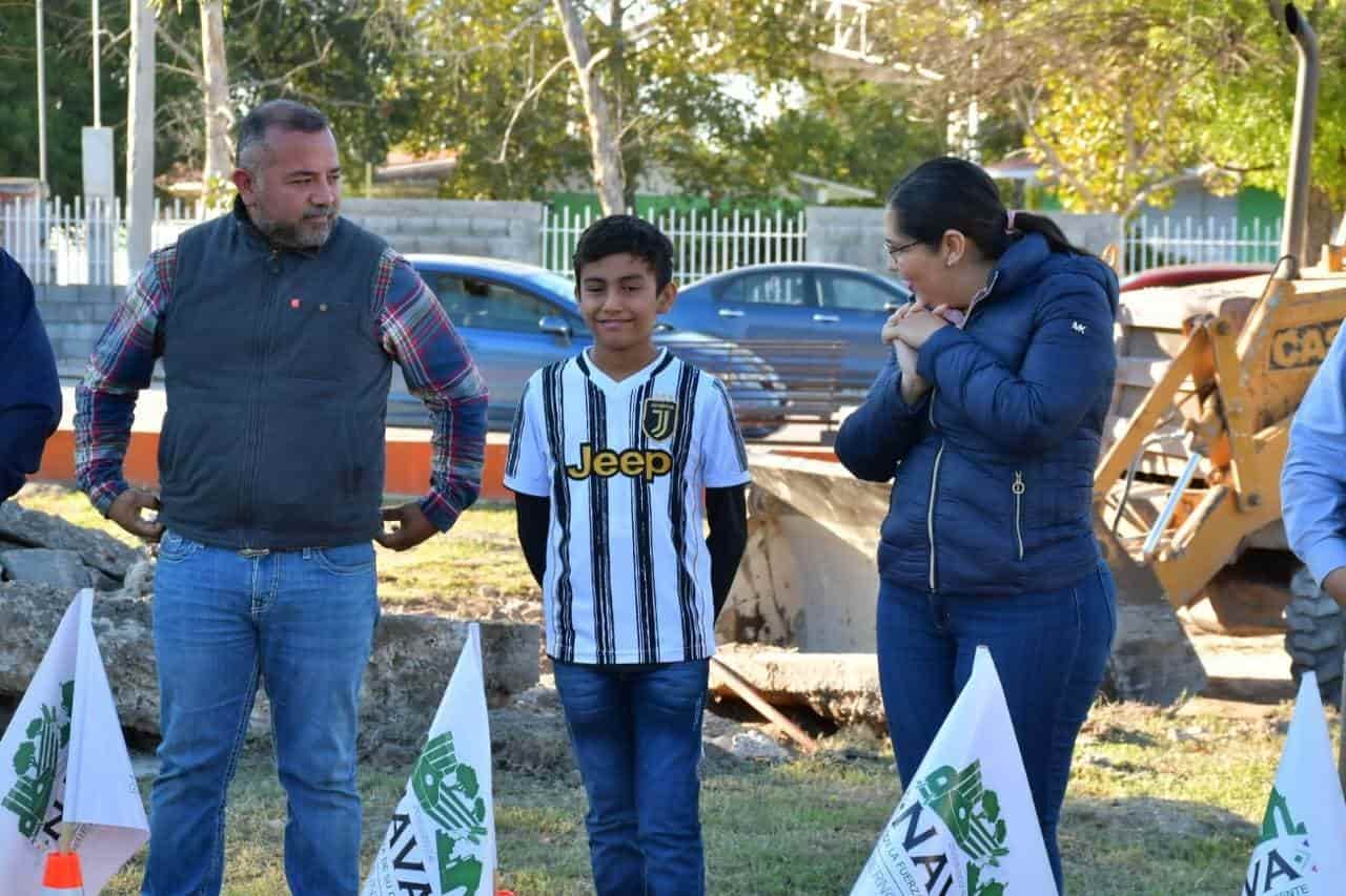 Arranca construcción de cancha de fútbol en Nava