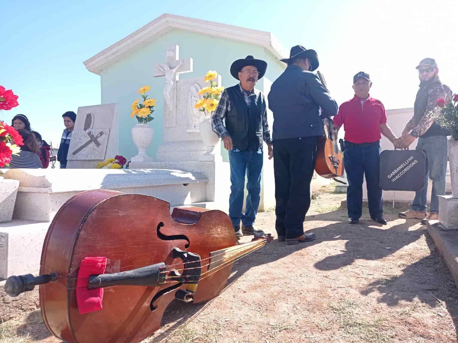 Llevan música a su excompañeros Llevan música a su excompañeros