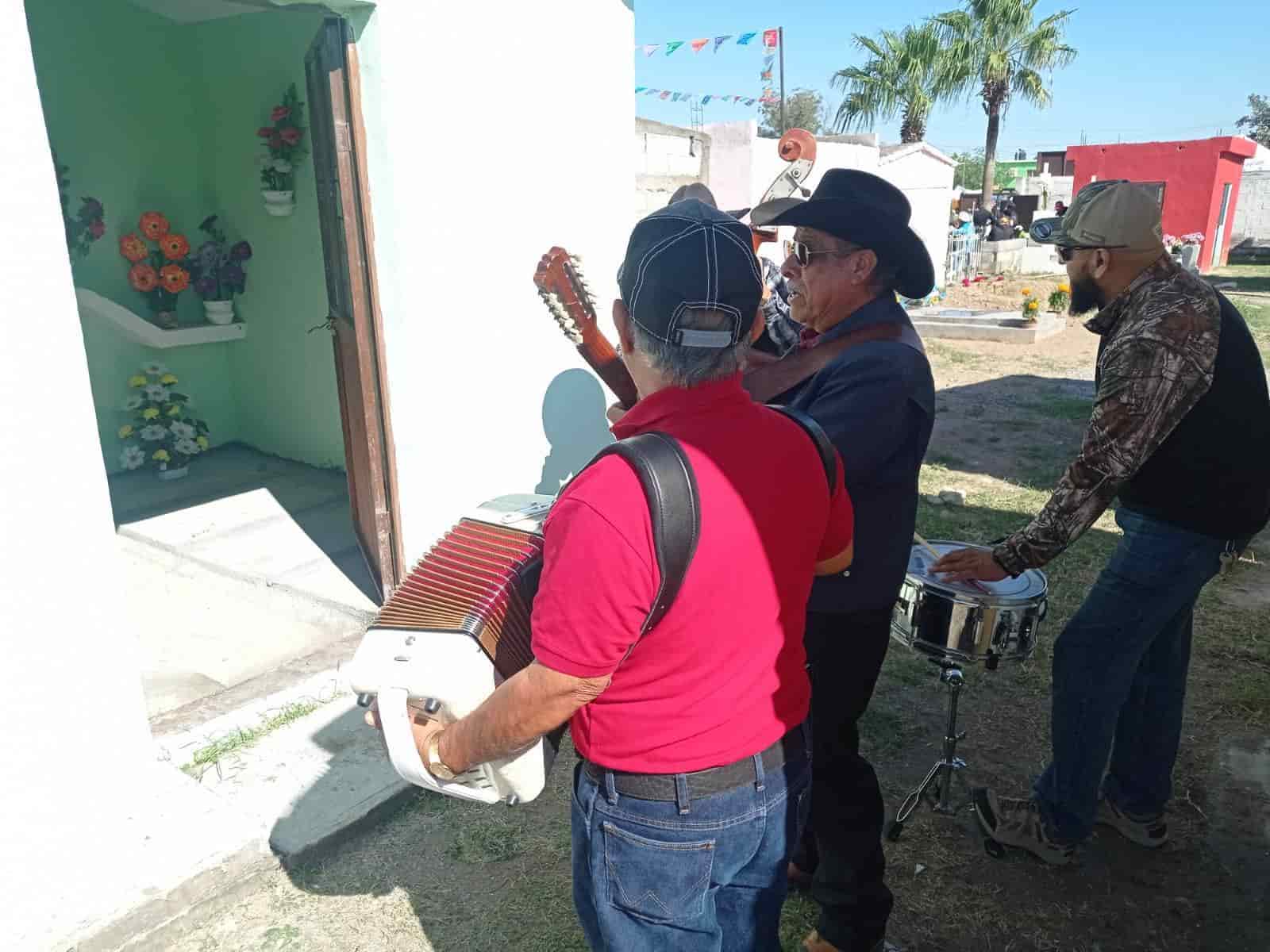 Llevan música a su excompañeros