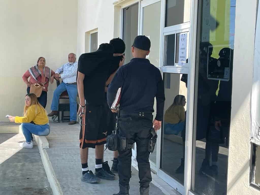 Roban celular a mujer afuera de Panteón Dolores