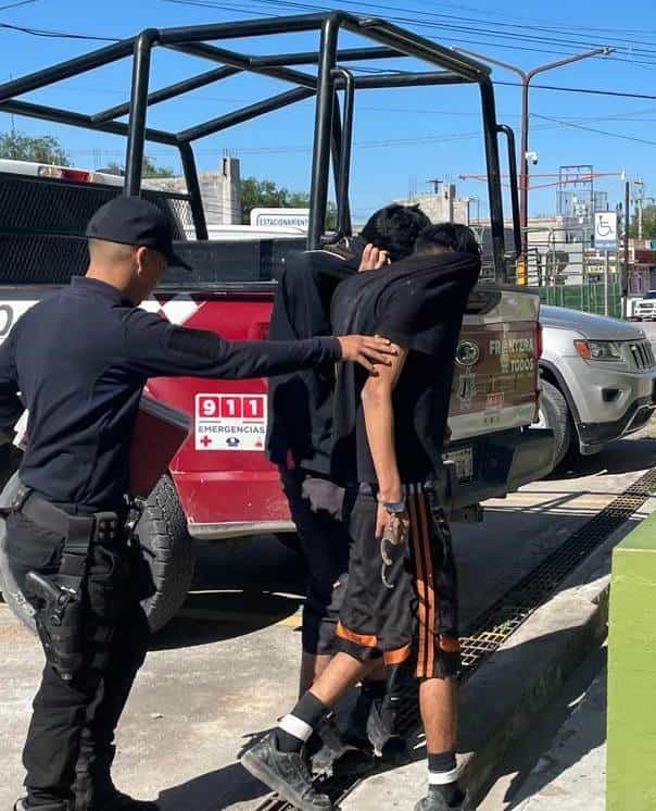 Roban celular a mujer afuera de Panteón Dolores