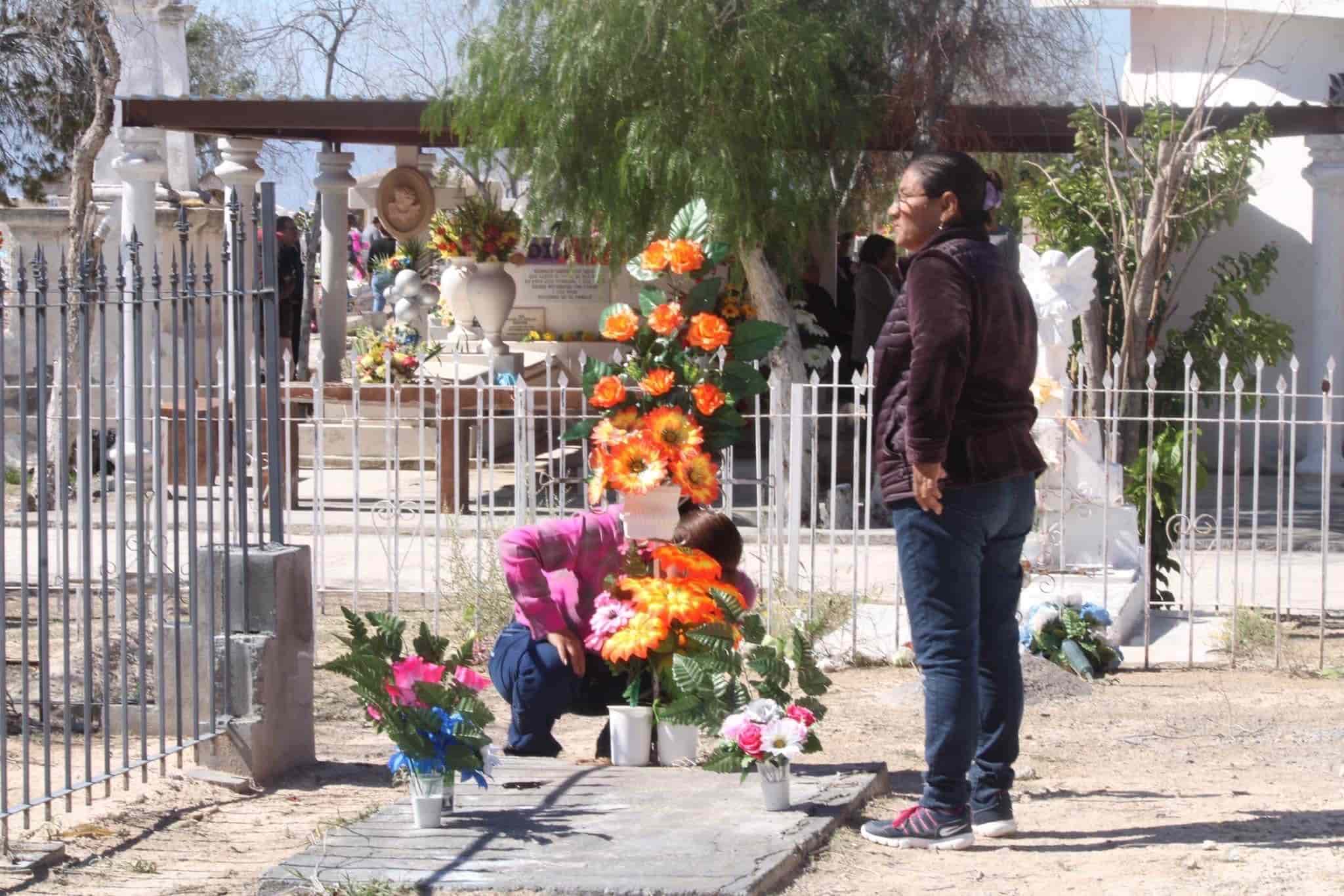 Llevan flores, coronas y serenata a panteones