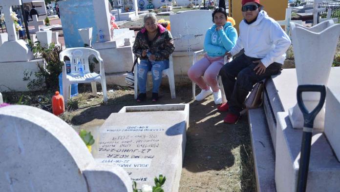 La muerte se llevó a su madre y hermano