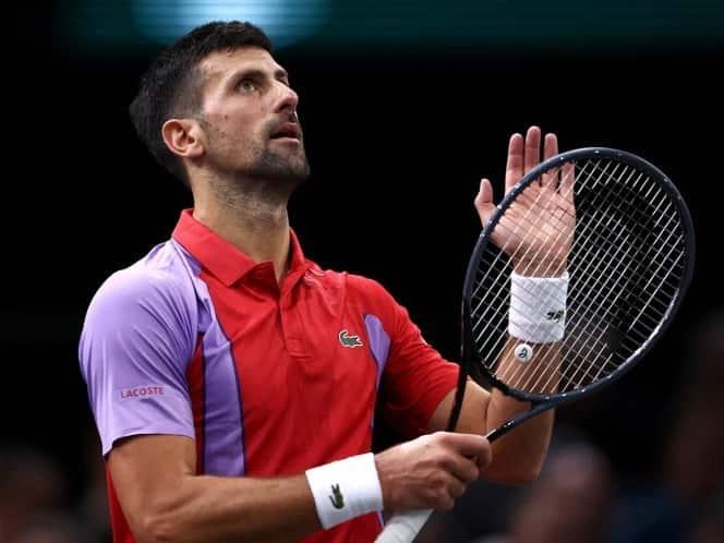 Novak Djokovic sufre... pero avanza en Masters de París