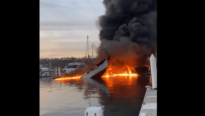 Incendio devora puerto de La Paz; Fuego a destruido 10 yates