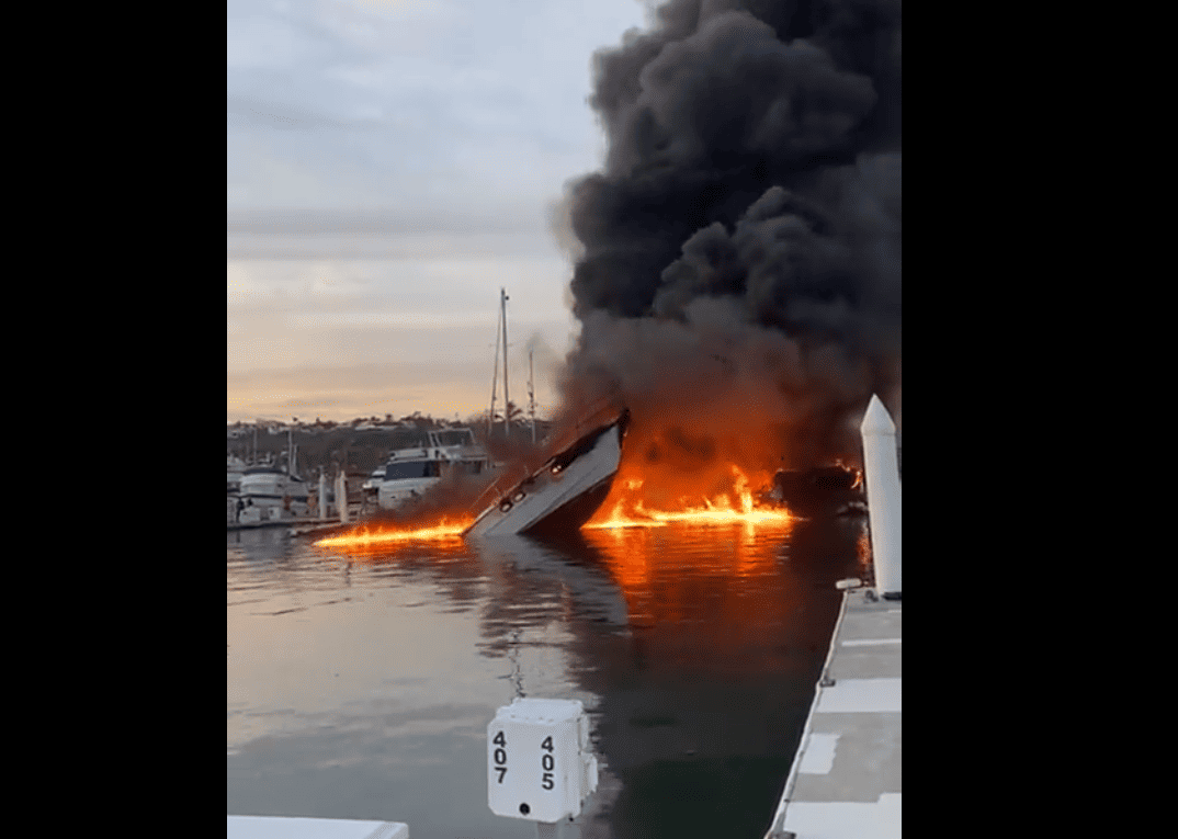 Incendio devora puerto de La Paz; Fuego a destruido 10 yates