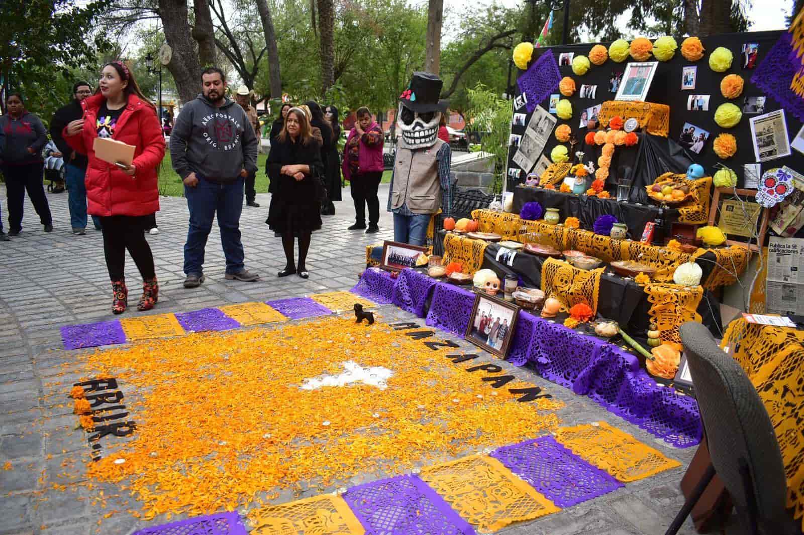 Participan decenas en concurso de altares