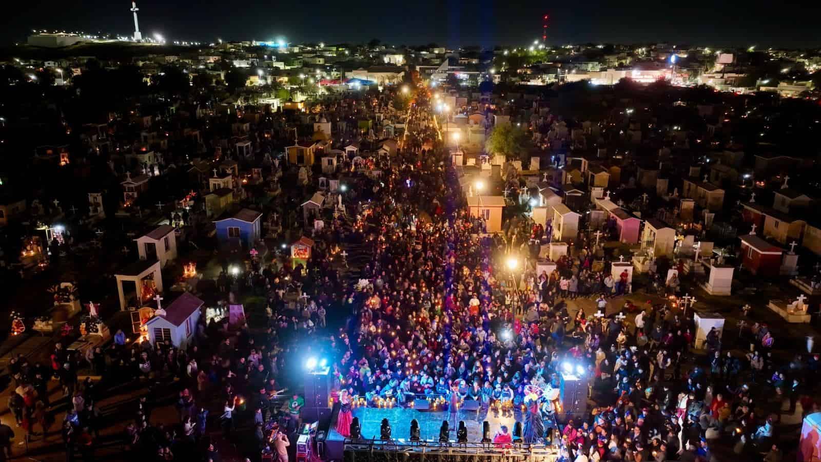 Poco más de 33 mil visitantes se dieron cita en el Panteón Guadalupe, para participar en la alumbrada 2023.