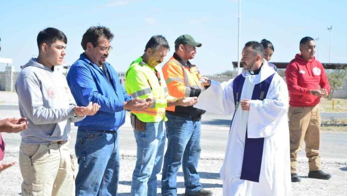 Ofician misa en la carretera 29 