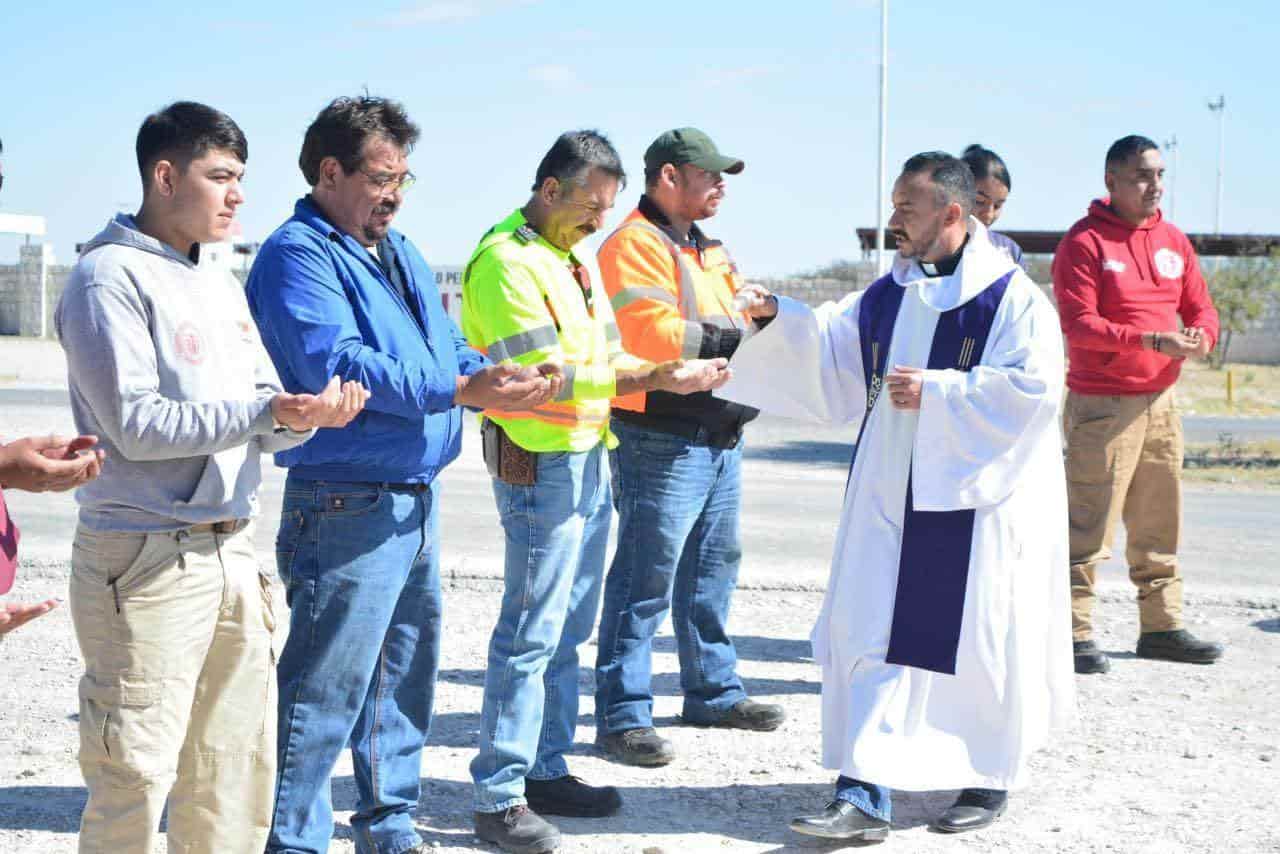 Ofician misa en la carretera 29 