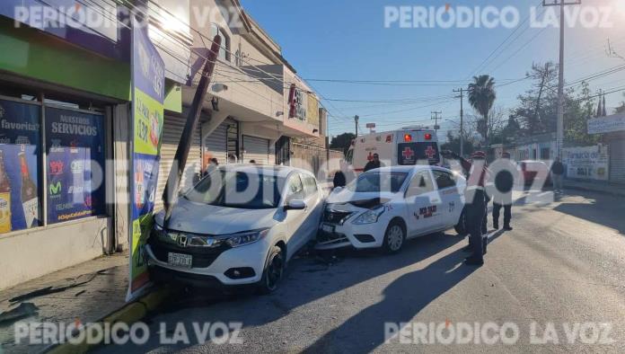 Se estrella en camioneta y parte poste de madera