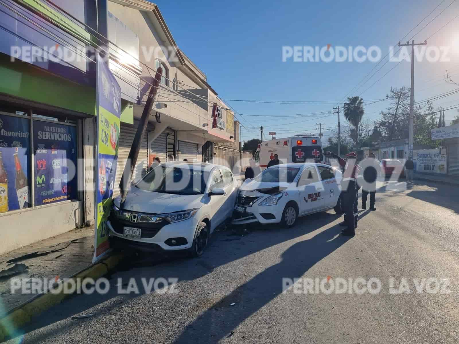 El taxista chocó la Honda y la proyectó contra el poste que dañó el anuncio luminoso.