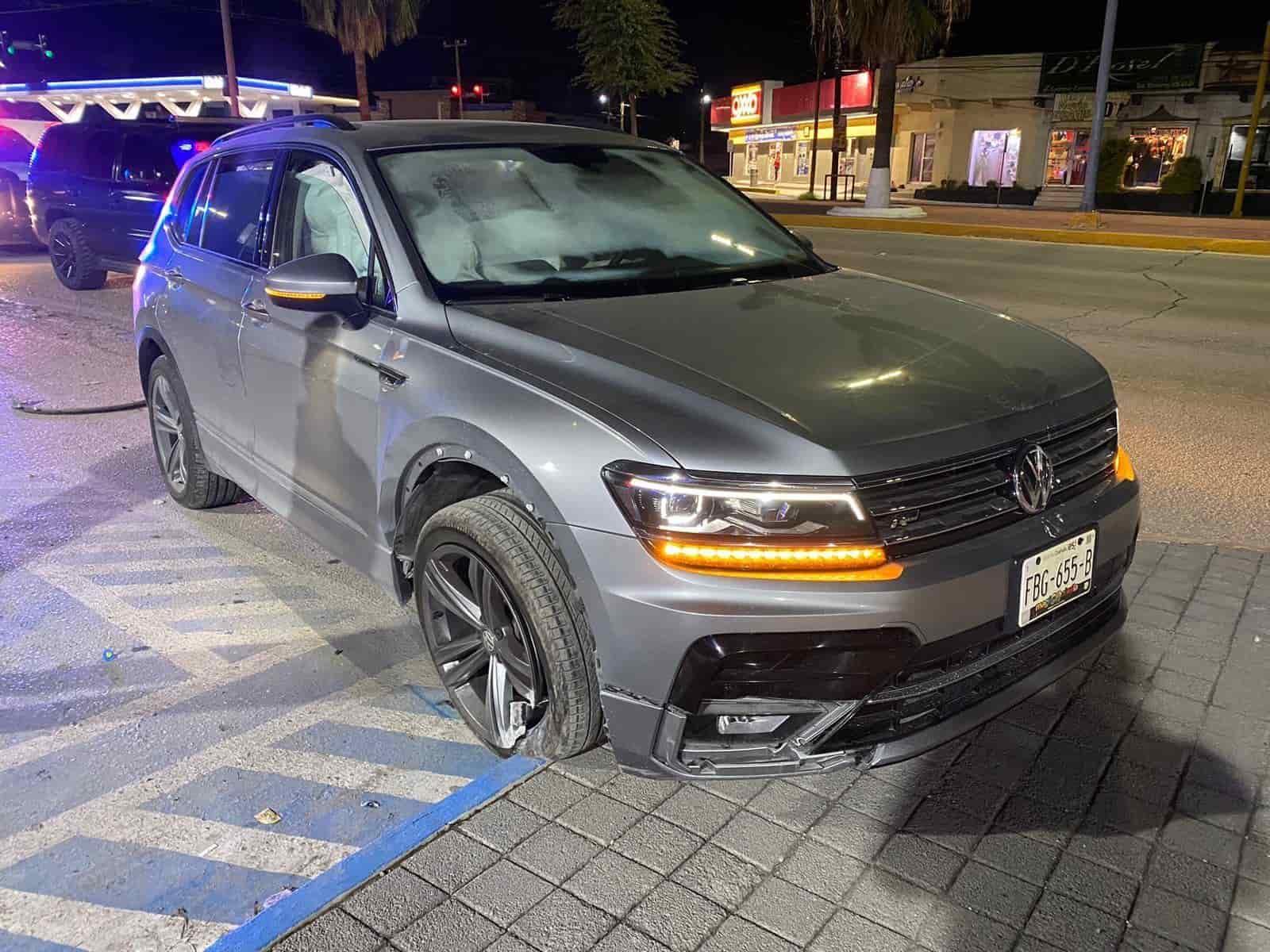 La Volkswagen terminó con daños en un rin luego que su conductor banqueteo.