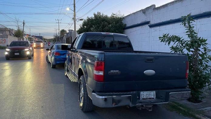 Le pega a automóvil por meterse a cochera
