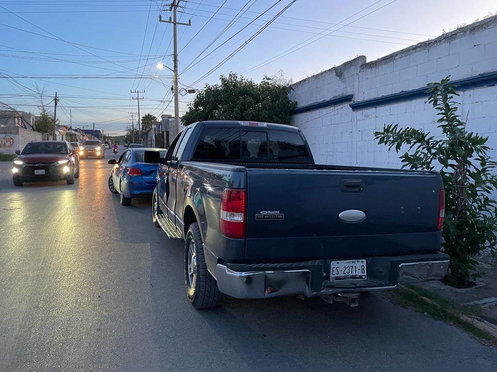 Le pega a automóvil por meterse a cochera Le pega a automóvil por meterse a cochera