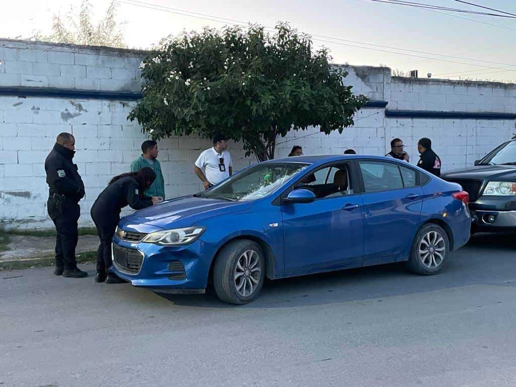 Le pega a automóvil por meterse a cochera