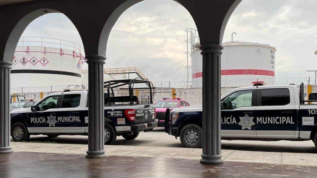 Cruza el San José y se estampa en Nissan