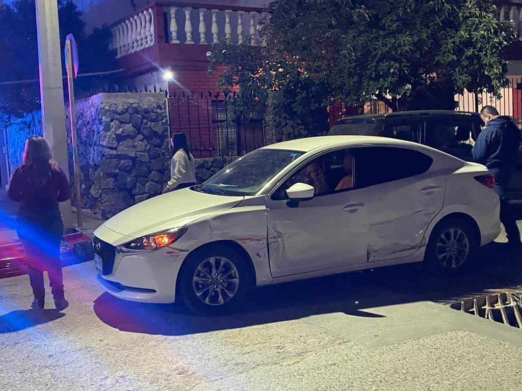 Choca en el Centro, huye pero deja defensa con todo y placa