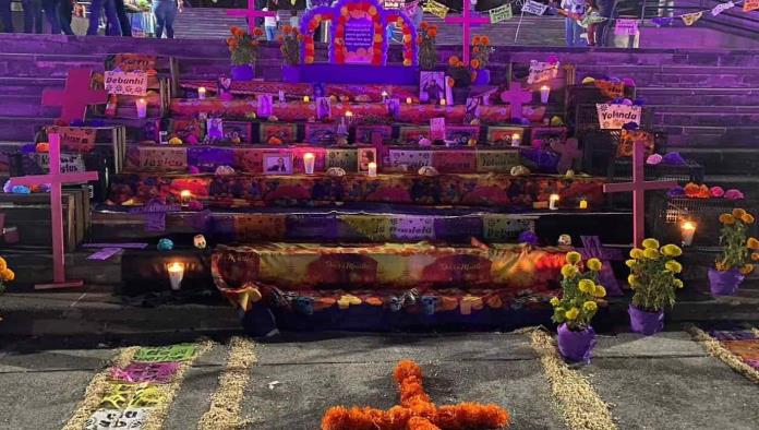 Colocan altar de muertos en honor a casos de feminicidio en Monterrey