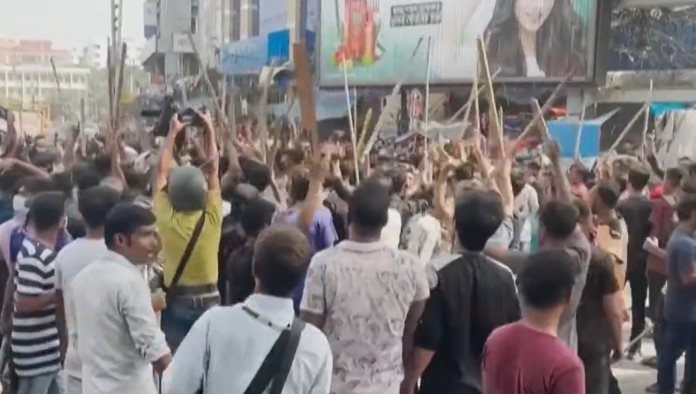 Estallan protestas en Bangladesh; Miles exigen mejores pagos