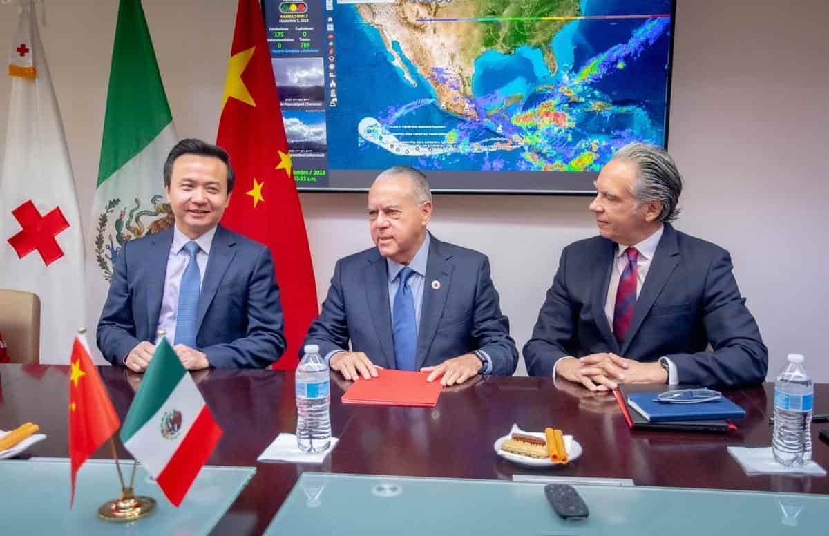 Embajada de China dona 100 mil dólares a la Cruz Roja por damnificados en Acapulco