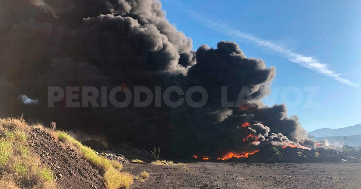 Arde tiradero de llantas en AHMSA; Grave contaminación en Monclova