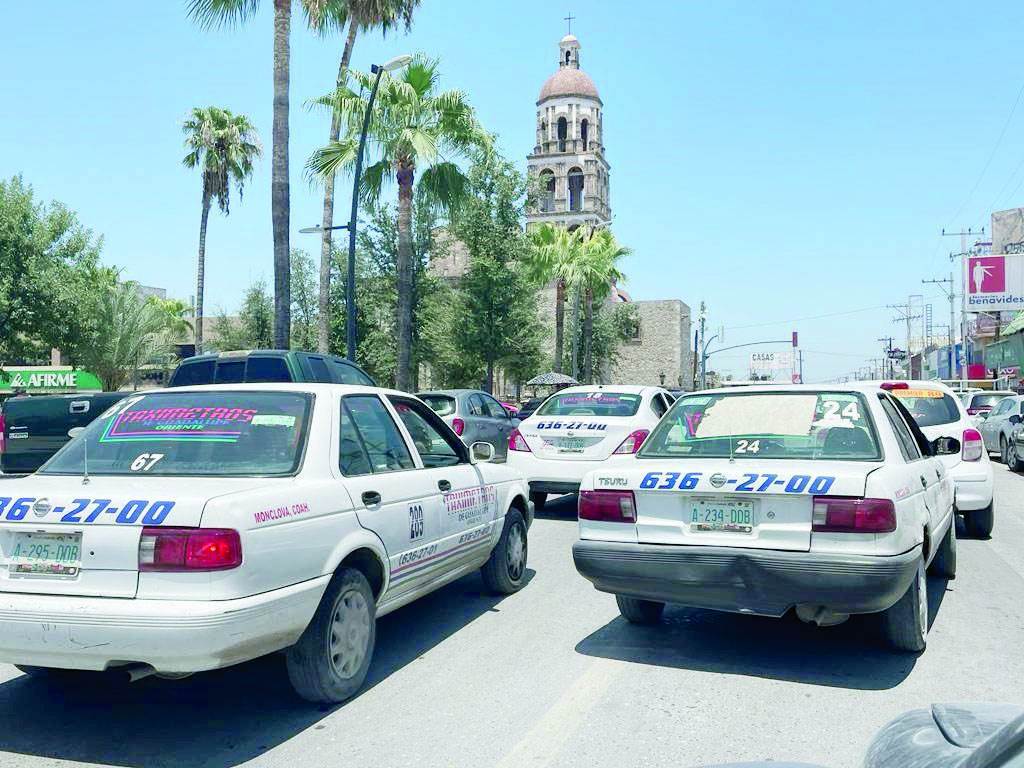 Sancionarán a taxistas que usen lentes y gorra