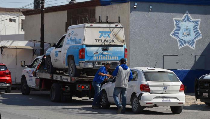 Por en ir en ‘Infinitum’, choca empleado de Telmex