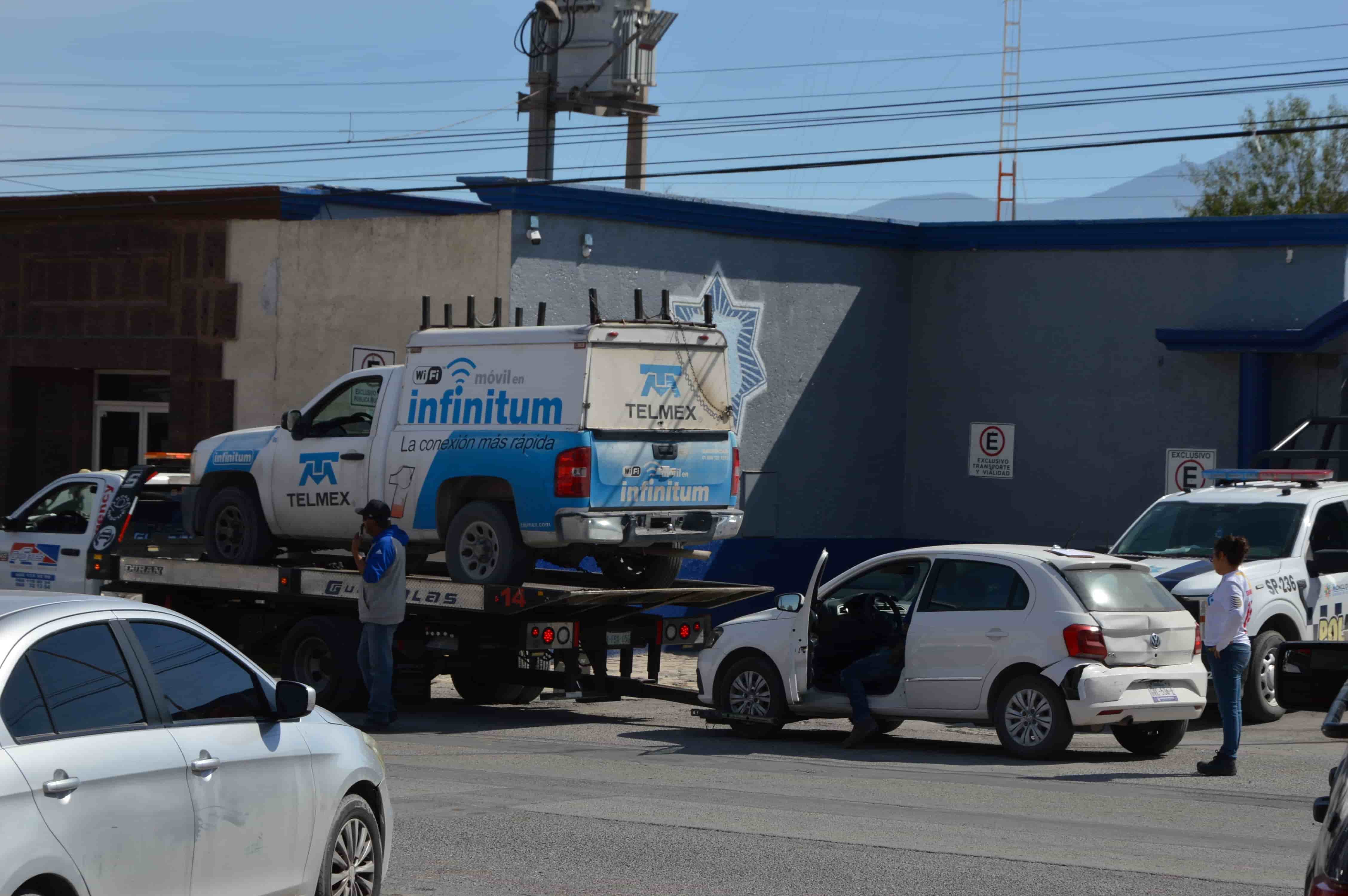 Por en ir en ‘Infinitum’, choca empleado de Telmex