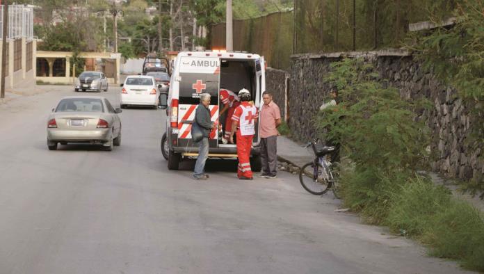 Cae obrero de bicicleta; le duele más memoria usb que el golpe
