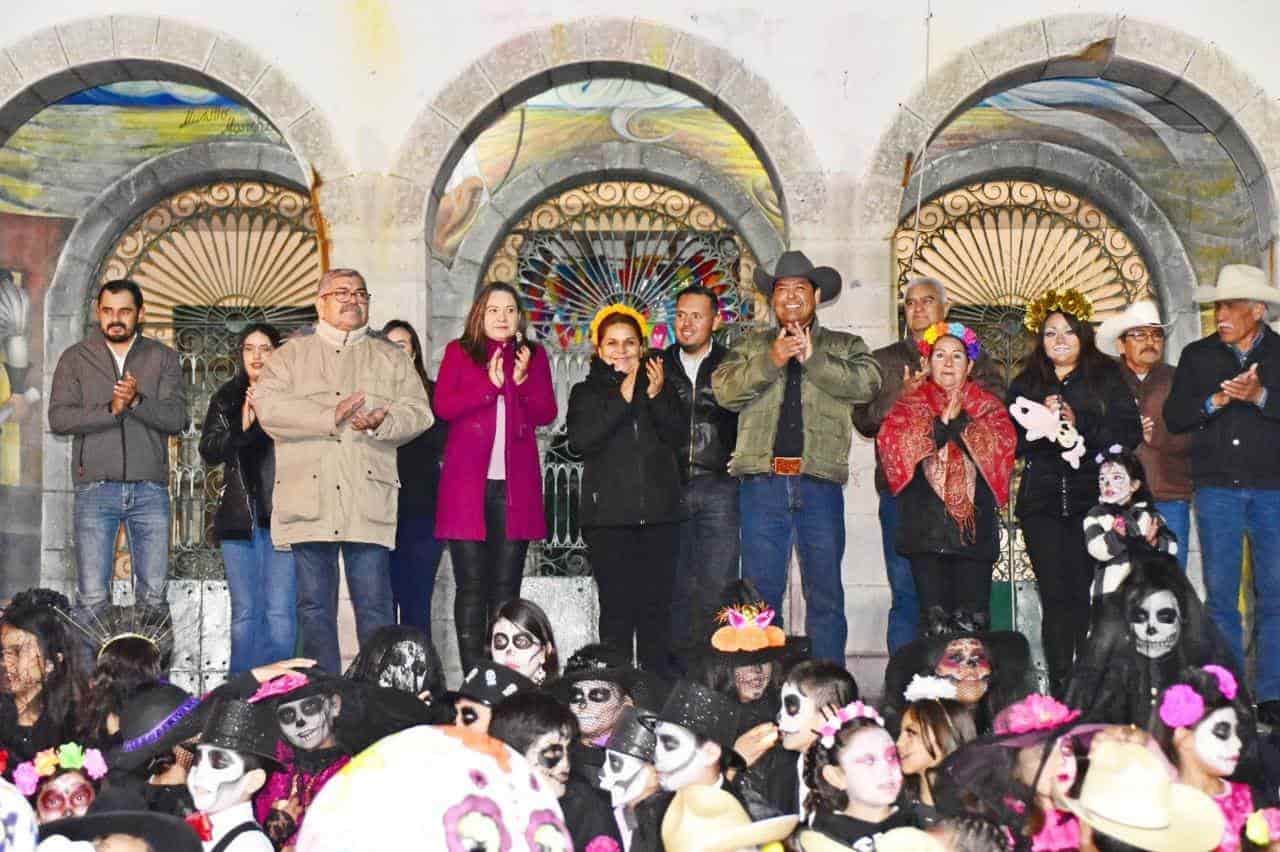 Realizan desfile viviente