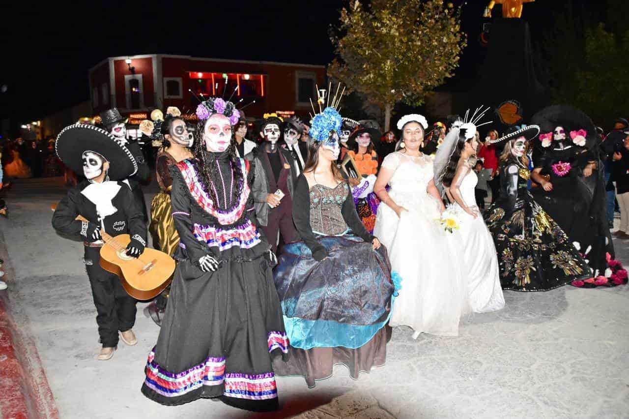 Realizan desfile viviente