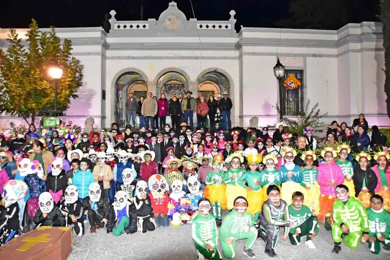 Realizan desfile viviente