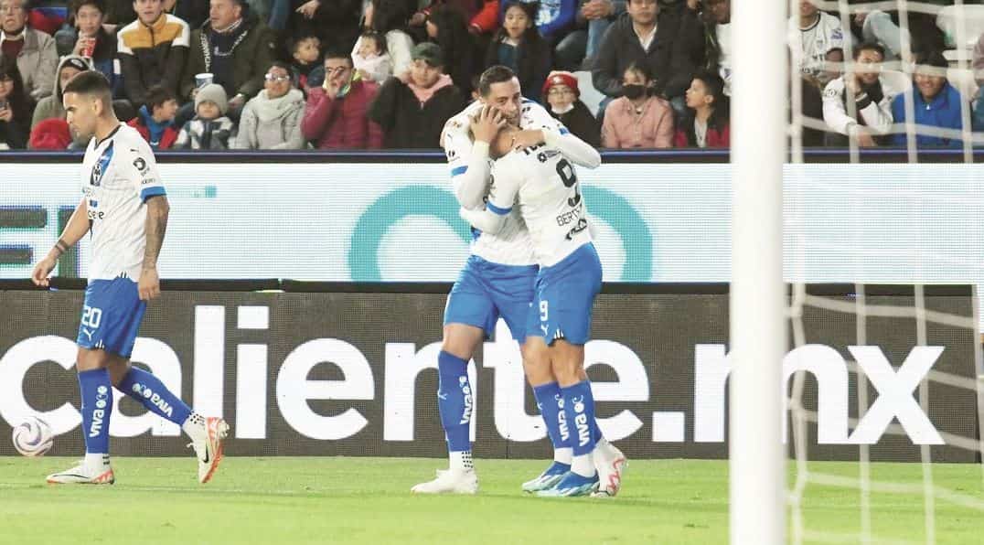 Rogelio Funes Mori festeja con Germán Berterame.