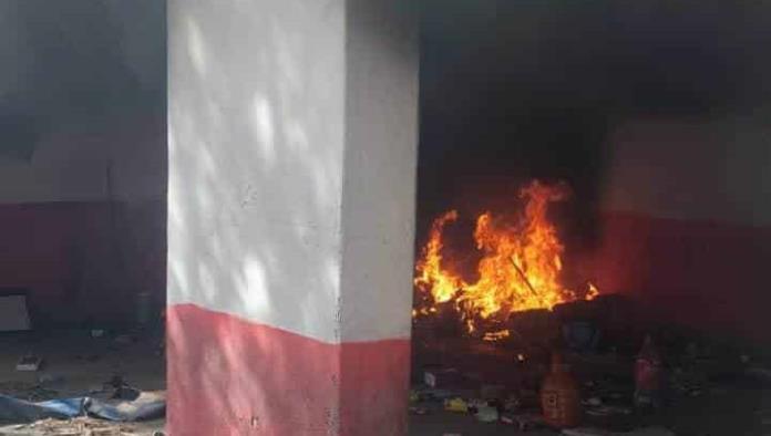 Le prenden fuego a edificio abandonado